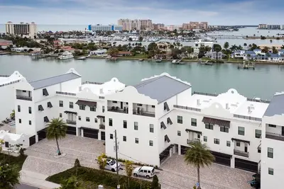 Image de Incroyable maison de ville en bord de mer à quelques minutes de la plage avec glissement de bateau / piscine / bain à remous