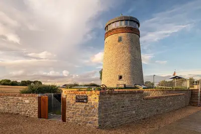 Image de Moulin à vent historique avec vue panoramique, escapade parfaite pour deux