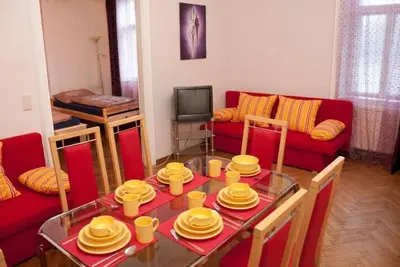 Image de Appartement supérieur Raisa avec 2 chambres, 2 terrasses et une salle de bains en marbre