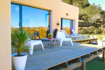Image de Maison Eco méditerranéenne. Vue sur la mer et la montagne.