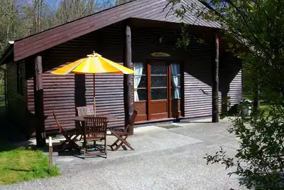 Image de Piscine intérieure chauffée Lodge 2 chambres pour 4 personnes situé dans 5 acres de bois magnifique