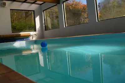 Image de Piscine intérieure magnifique lodge de 2 chambres pour 4 personnes sur 5 acres de bois magnifiques