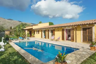 Villa moderne avec une touche rustique avec piscine près de la ville