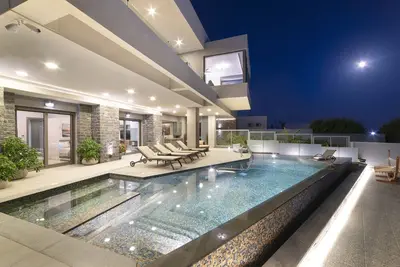 Image de Villa de 10 chambres au bord de la mer avec piscine à débordement et spa dans le sud-est de la Crète