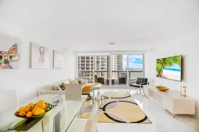 4 bedroom condo with Stunning Balcony view