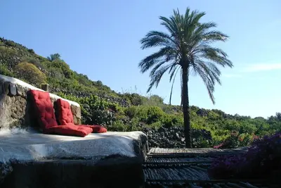 Image de Ancient Dammuso avec un beau jardin au calme de l'île