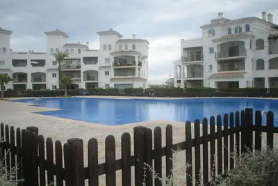 Image de Appartement meublé avec goût, 2 chambres, 1 salle de bains, salon / salle à manger.