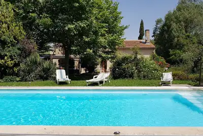 Image de Maison provençale avec piscine, cuisine d'été, terrain arboré, pas de vis à vis