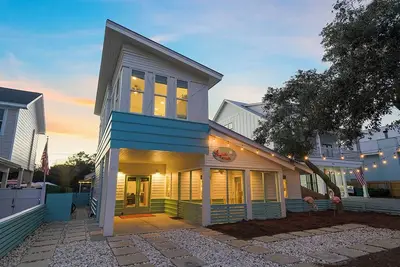 Image de Incroyable Beach House à Crystal Beach! Adorable Décor et Immense Piscine Privée!