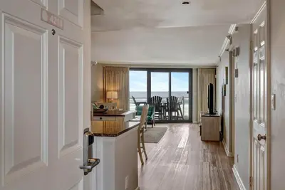 Image de Attrapez quelques rayons sur votre balcon privé dans ce condo en bord de mer récemment mis à jour!