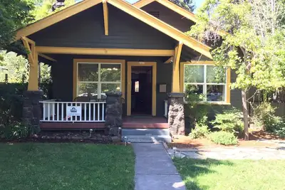 Image de Cottage classique 3 blks to dwntwn Bend! Hot Tub, Cheminée, donc praticable!