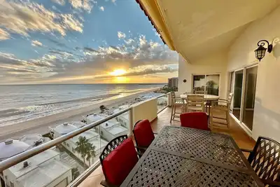 Image de Spectaculaire Condo 2 chambres sur la plage de sable à Las Palmas Resort B-705