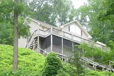 Image de 'Lakefront' 4br Accueil avec station d'accueil sur le lac Hiwassee à Bear Paw
