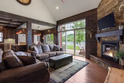 Image de Villa de luxe au bord du lac ~ Vue imprenable ~ 2 piscines ~ Mini-golf ~ Grand quai ~ Prestations gratuites