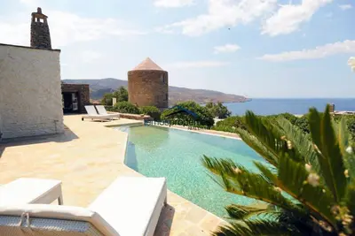 Image de villa en pierre unique avec une piscine et vue sur la mer en Koundouros