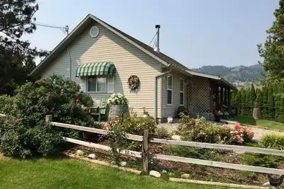 Image de Retraite au bord de la piscine, Peachland Carriage House