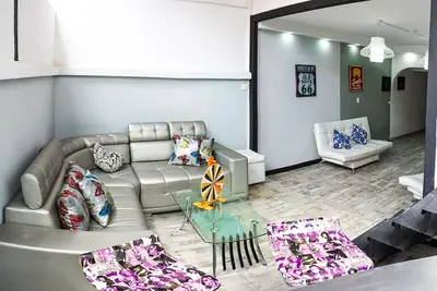 Image de Merveilleux Apt au milieu de la vie de nuit Bachelor Friendly avec jacuzzi