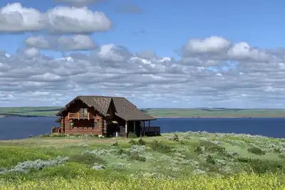 Image de Rustique cabane en rondins avec tout le confort moderne avec vue sur la rivière Missouri