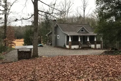 Image de Maison au bord du lac paisible sur le lac Nottely. Grande crique isolée avec quai de bateau.