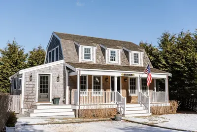 Image de Belle maison construite sur mesure avec piscine creusée, chauffée et d'eau salée!