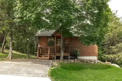 Image de Cabane de luxe - très grand lit, cuisine complète, cheminée, 3 piscines