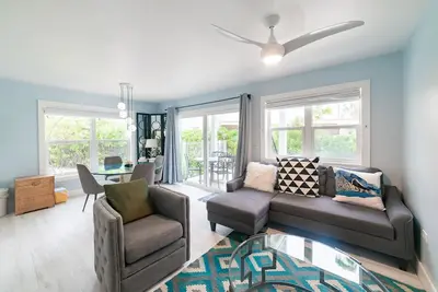 Image de Oceanside Beach Condo - à droite sur Seven Mile Beach