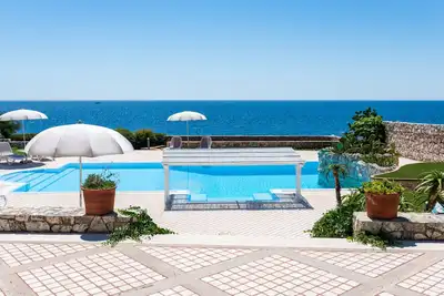 Image de Superbe villa avec piscine et accès direct à la mer
