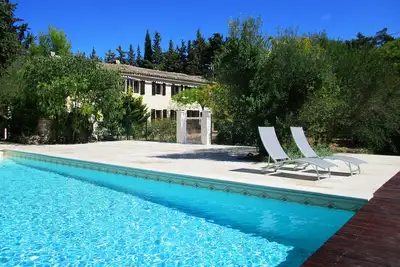 Image de Apt dans mas provençal: piscine 12x8, 4 ch. , terrasse priv. , jardin 5000m², Wifi