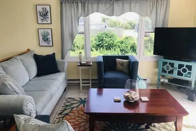 Image de Spacieuse maison Sand Hill Cove avec vue sur l'eau, immense terrasse, douche extérieure