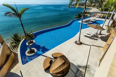 Image de Casa Sol est une maison de deux étages dans une communauté en bord de mer avec une piscine à débordement surdimensionnée