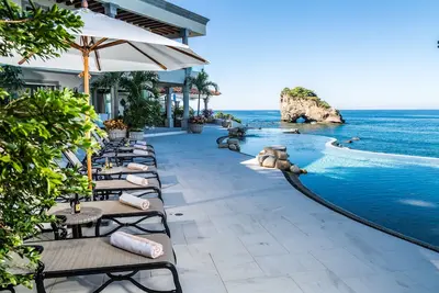 Image de Domaine en bord de mer avec coucher de soleil sur le célèbre Los Arcos de Puerto Vallarta