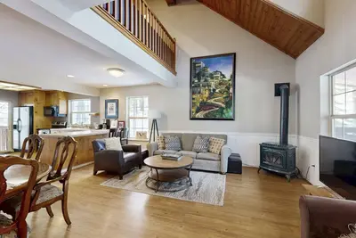 Image de Cabine avec table de billard, piscine et spa communs, près du ski, de la randonnée et des chiens