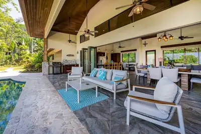 Image de Maison de luxe avec piscine à débordement privée et vues incroyables - près de la plage!