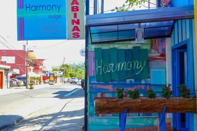 Image de Harmony Lodge à seulement deux pâtés de maisons de la plage