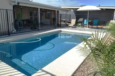 Image de Spacieuse maison- 1 mille à la vieille ville- Piscine- 2 Master Suites- Grand Patio- Netfix / wifi