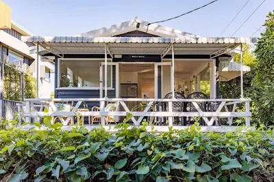 Image de Bryce Street Beach House surplombant la plage de Moffat