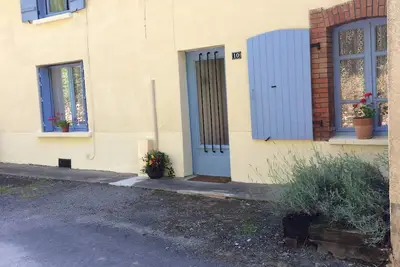 Image de La Petite Maison est un gîte de deux chambres et deux salles de bain dans un cadre paisible.