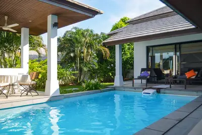 Image de La Villa Cannes est une belle villa 2 chambres proche de la plage avec piscine privée.