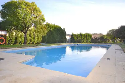 Image de T2 avec piscine partagée et terrasse couverte