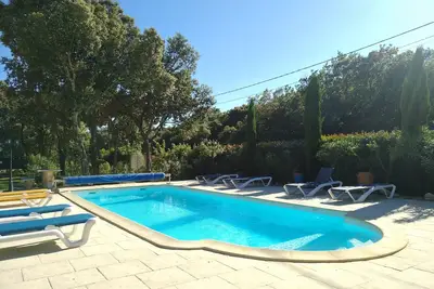 Saint Siffret-Uzes: Splendide maison avec piscine et 25 ares de jardin