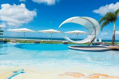 Image de Opulence totale sur la plage, immense piscine chauffée, bar immergé, système de son partout, service Vip