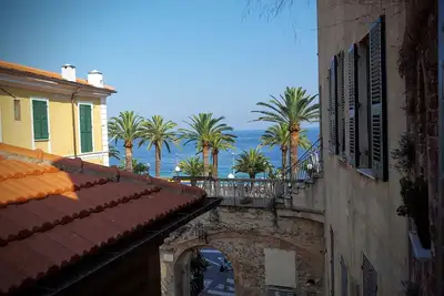 Image de dans un bâtiment historique face à la mer