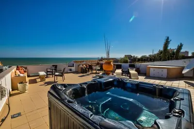 Image de Fabuleuse maison de ville avec vue sur la mer et jacuzzi sur le toit, à 5 minutes à pied de la plage