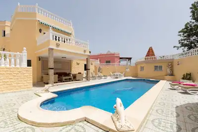 Image de Superbe villa de 5 chambres. Vue sur la mer et la montagne. Piscine chauffée privée.