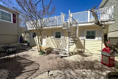 Image de Luxe 3br Cottage moins de 1 pâté de maisons de la plage, promenade et divertissement!