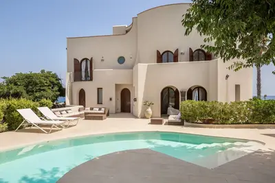 Image de Exclusive villa sur la mer de Giardini Naxos, à quelques pas de Taormina