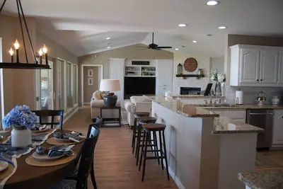 Image de Lakehouse rénové avec toutes les nouvelles salles de bains et appareils de cuisine.