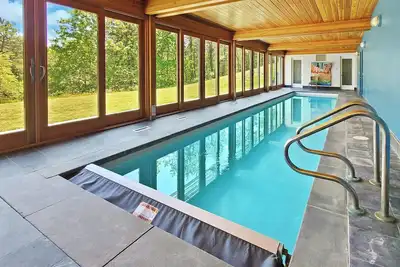 Image de Fabuleux 4bd / 5ba Accueil-Piscine INTÉRIEURE!