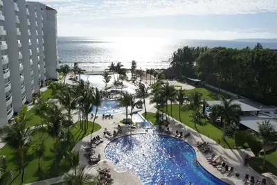 Image de Luxueux condominium en bord de mer avec vue magnifique! Réduction juillet / août / septembre!