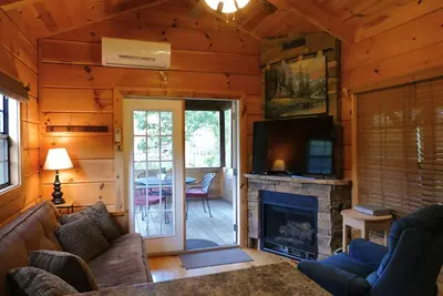 Image de Riverfront Log Cabin w / immense terrasse, cheminée, bain à remous, W / D, D / W et plus! (1-6 pers. )